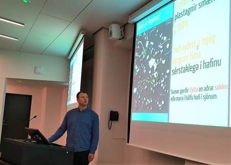 Valtýr Sigurðsson, starfsmaður NNV og BioPol, fer með erindi um skýrsluna sem fjallar um örplast í h…