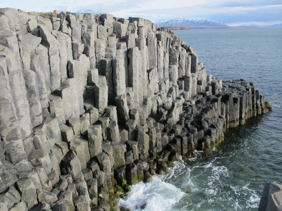 Stuðlaberg við Hofsós. Mynd af fræðsluvef natturaskagafjardar