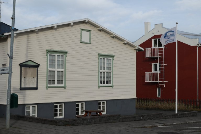 Húsakynni Náttúrustofu Norðurlands vestra í „Gamla barnaskólanum“ við Aðalgötu 2.